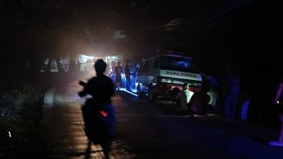 Akibat Tidak Adanya lampu penerangan Jalan, Sebuah Mobil Ambulance Jeblos Ke sisi jalan di jalan alternatif Kabupaten cikahuripan-bojong. 